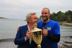 Alpinlegenden Aksel Lund Svindal  får Mesternes mester-trofeet av programleder Dag Erik Pedersen. (Foto Sunniva Luca Veliz Pedersen, Rubicon TV/NRK)