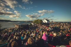 I løpet av seks dager er det duket for 49 konserter og arrangementer i Risør. Lørdag 2. juli går konserten Stangholmen LIVE av stabelen. Foto: Liv Øvland.
