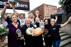 Bak fra venstre: Hugo Vink og Marielle de Roos (Lofoten Gårdsysteri), og Ingunn og Johan Anstenrud (Den Sorte Havre). Foran fra venstre: Camilla Rostad (Holmen Crisp), Landbruks- og matminister Bård Hoksrud, Julie Brautaset og May-Liss Heggland (Tine), og Nina Sundqvist (adm.dir i Matmerk).