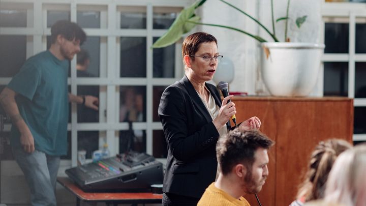 Direktør Mari Velsand i Medietilsynet mener forslaget om et fireårig styringssignal gir mer forutsigbare og stabile rammevilkår for mediebransjen. Regjeringen foreslår også i den nye mediemeldingen at Medietilsynet skal forvalte og utbetale all mediestøtte, det vil si støtten til NRK, TV 2 og den direkte støtten til mediene. Foto Medietilsynet
