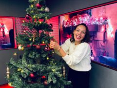 Programleder Eirin Skarstein synes ikke det er for tidlig å spille julesanger i september.