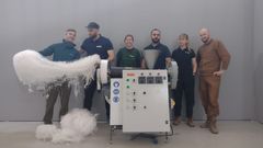 w4w team: Waste for warmth teamet samlet rundt maskinen som spinner polyfloss av innsamlet plastavfall, som deretter kan benyttes til isolasjonsprodukter. Foto: IUG.