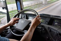 Det å ha hendene på rattet og blikket på veien, er viktige grep for å være en mer oppmerksom sjåfør. Foto: NLF