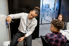 - Markedet i dag krever at vi som rådgivere henger med i utviklingen, og det betyr at vi må sørge for at vi får tak i de kloke hodene. Det kan like gjerne starte tidlig, men da er vi avhengige av å gjøre ingeniørfaget interessant for de yngre, sier Isak.