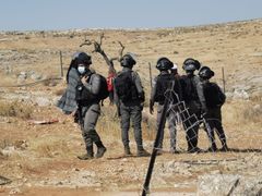 Landbrukseiendommer blir ødelagt i Altwaneh-området i Hebron. Foto: Naser Nawajaa