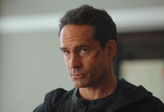 Wayward Pines: Jason Patric i rollen som byens nye beboer, Dr. Theo Yedlin. Foto: FOX