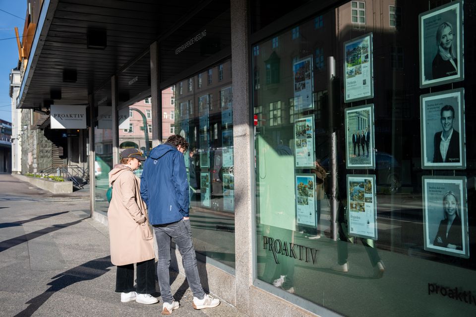 Førstegangskjøpere som ser på boligannonser