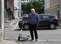 Leder i Norges Blindeforbund Terje Andrè Olsen vil ha elsparkesyklene vekk fra fortauene.