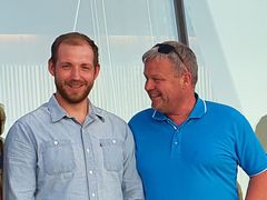 Marius Larsen og Svein Roger Henriksen jobber til daglig i Sagstuen Glass AS på Gjøvik. Begge har gjennomført «Kurs i glassfaget for praksiskandidater» og bestått eksamen. Foto: Glass og Fasadeforeningen