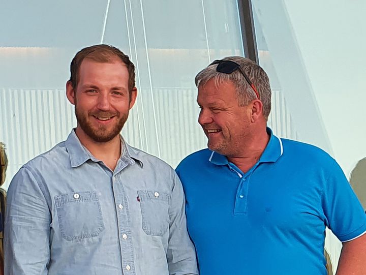 Marius Larsen og Svein Roger Henriksen jobber til daglig i Sagstuen Glass AS på Gjøvik. Begge har gjennomført «Kurs i glassfaget for praksiskandidater» og bestått eksamen. Foto: Glass og Fasadeforeningen