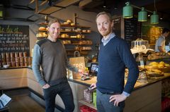 Stor økning. 20 prosent av alle betalinger hos Godt Brød skjer kontaktløst. Økonomi- og IT-sjef i Godt Brød, Morten Ahlbom (t.v.) og Kommunikasjons- og markedssjef i BankAxept, Frode Riis Andersen, registrerer med tilfredshet at flere og flere nordmenn tar i bruk kontaktløs betaling.