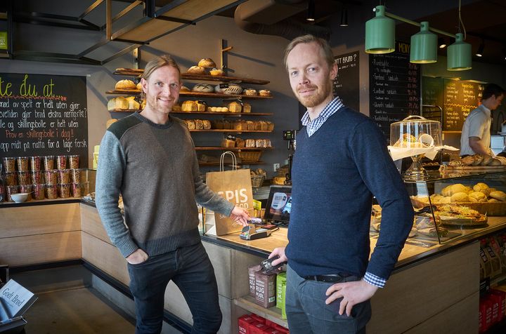 Stor økning. 20 prosent av alle betalinger hos Godt Brød skjer kontaktløst. Økonomi- og IT-sjef i Godt Brød, Morten Ahlbom (t.v.) og Kommunikasjons- og markedssjef i BankAxept, Frode Riis Andersen, registrerer med tilfredshet at flere og flere nordmenn tar i bruk kontaktløs betaling.