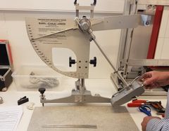 Bildet viser pendelprøveapparatet som ble brukt til prøvingen. Foto: SINTEF Byggforsk