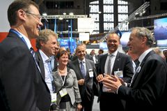 Statssekretær Amund Ringdal (andre fra høyre) sammen med Inger Solberg, direktør landbruk og marin, Innovasjon Norge (i midten) og Terje Martinussen, administrerende direktør, Norges Sjømatråd (t.v) besøkte flere norske bedrifter på messen i Brussel. Foto: Innovasjon Norge.