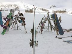 Et enkelt triks for å sikre skiene dine mot tyveri er å sette sammen umake par. Foto: Frende Forsikring.