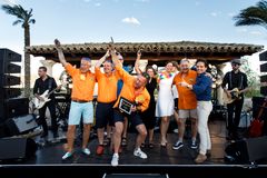 Leiv Vidar er «Årets Leverandør» i Circle K. Fra venstre Ulf Rinnan, Bent Western, forhandlerrådets leder Ole Aksel Håkonsen (delvis skjult i blå skjorte), Hans Olav Hole, Jeanette Amara, Trude Venset Sleire, Lars Rustad og Christoffer Sundby. Foto: Killian Munch/Circle K