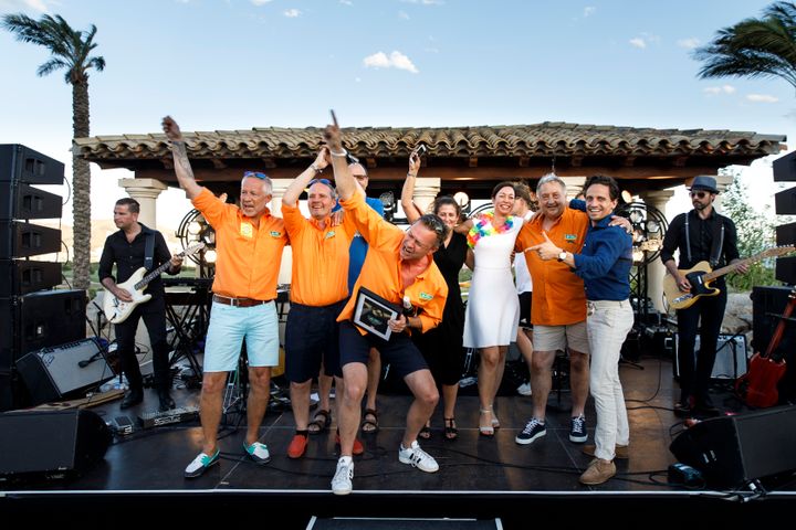 Leiv Vidar er «Årets Leverandør» i Circle K. Fra venstre Ulf Rinnan, Bent Western, forhandlerrådets leder Ole Aksel Håkonsen (delvis skjult i blå skjorte), Hans Olav Hole, Jeanette Amara, Trude Venset Sleire, Lars Rustad og Christoffer Sundby. Foto: Killian Munch/Circle K