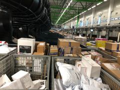 Pakker så langt øyet kan se på Posten og Brings Logistikksenter Oslo i dag. FOTO: Posten