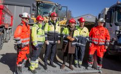 Klima- og miljøminister Olav Elvestuen og næringsminister Torbjørn Røe Isaksen med representanter fra Statnett og Veidekke, som er i gang med Norges første fossilfrie tunnel- og anleggsarbeid. Foto: NFD