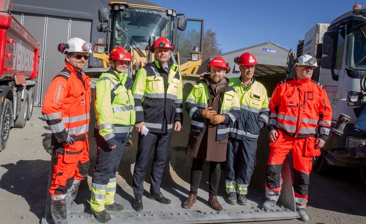 Klima- og miljøminister Olav Elvestuen og næringsminister Torbjørn Røe Isaksen med representanter fra Statnett og Veidekke, som er i gang med Norges første fossilfrie tunnel- og anleggsarbeid. Foto: NFD