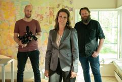 NY TV 2-SERIE: Märtha Louise sammen med fotograf Sindre Sandemo (t.v.) og kreativ produsent Geir Kreken. Foto: TV 2