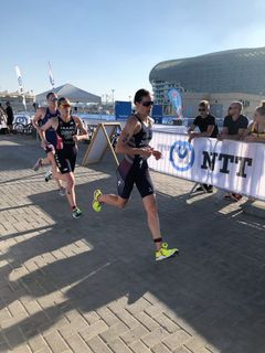 Katie Zafares fra USA vant løpet, mens Jessica Learmonth ble nummer tre og Lotte Miller (bakerst) ble nummer seks i Abu Dhabi