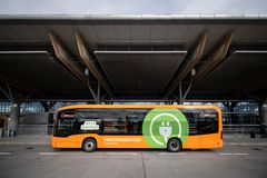 Nye elektriske busser frakter passasjerer mellom parkeringsplassene og terminalen på Oslo lufthavn. Foto: Katrine Lunke/Apeland