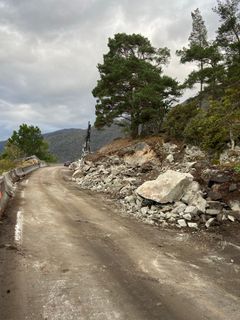 Her er ein av plassane på riksveg 13 mellom Hella ferjekai og Leikanger som får ny asfalt. Foto: Statens vegvesen