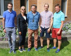 Sommerstemning under kontraktssigneringen: Bård Nakjem (M&D), Anne Mürer (M&D), Thomas Kalleberg (SVV), Øyvind Utne Larsen (M&D), Frank Sarastuen-Kleven (WSP Norge)