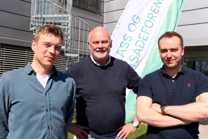 Faglig leder Jonas van Zwieten Sivertsen og direktør Bjørn Glenn Hansen ønsker Piotr Sternik og ML Nordic AS velkommen til Glass og Fasadeforeningen.