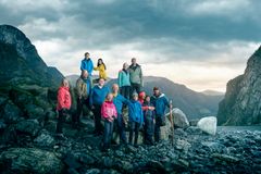 De tre familiene Nilsen Glommen fra Arendal, familien Azeem fra Lørenskog og bakerst familien Hasfjord Lia fra Oppegård. I midten programleder Ingrid Gjessing Linhave. Foto: Vegard Breie