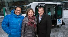 OBOS setter opp det som sannsynligvis blir Norges første rute med selvkjørende busser. F.v. Daniel Kjørberg Siraj, konsernsjef i OBOS, Lisbeth Hammer Krog, ordfører i Bærum og Frode Kjos, Acando. Foto: Morten Bendiksen.