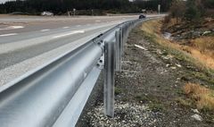 Flere steder vil det bli montert nye rekkverk, slik det her er gjort på E39 Sveio. Foto: Statens vegvesen