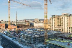 Nye Deichmanske hovedbibliotek har fått gulv i 2. etasje og rager nå 7,5 meter over bakken i Bjørvika. Foto Jiri Havran/ Kultur- og idrettsbygg Oslo KF