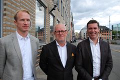 StRam er et virtuelt selskap ledet av Jonas Bjerga (til venstre), seksjonsleder i Rambøll. Her sammen med Richard Kristensen Kruse, direktør for prosjekt og utvikling i Storebrand Eiendom og Bjørn Tore Landsem, direktør for bygg i Rambøll. Foto: Rambøll