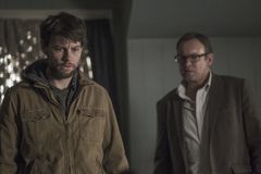Patrick Fugit i hovedrollen som Kyle Barnes – en ung mann som har isolert seg i frykt for å skade de han elsker mest, og Philip Glenister som pastor Anderson – en alkoholisert prest som tror han er Guds soldat i en hellig krig mot onde krefter. Foto: FOX
