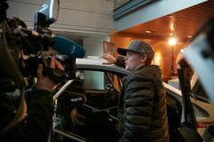 Oliver Solberg inspiserer sin nye løpsbil, Peugeot 208 R2. Foto:
Bertel O. Steen/Jarle Nyttingnes