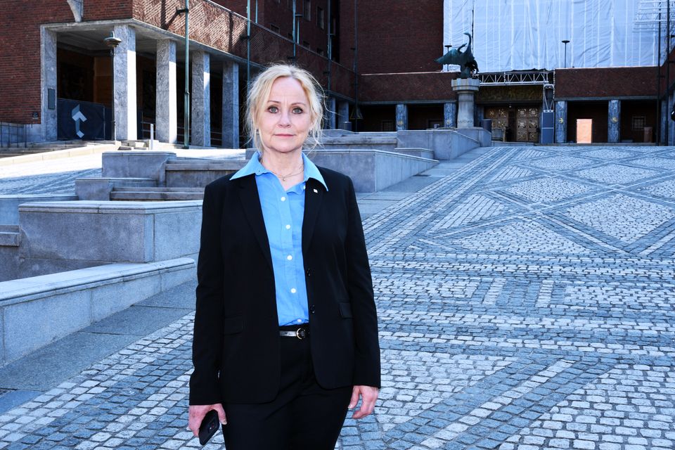 Mona Bjørnstad utenfor rådhuset 2 foto Siv M Bjelland