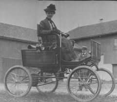 Tekla Hiorth i sin "locomobile" i 1902. Hun var Norges første kvinnelige bilist. Foto: NTB