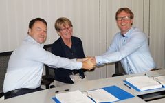 Kontrakten ble signert av Vincent Dessale, Executive Vice President Submarine High Voltage, Nexans Norway, Anne-Lise Aukner, adm. direktør Nexans Norway og Stig Fretheim, adm. direktør i REN Sjøkabelberedskap. Foto: REN Sjøkabelberedskap