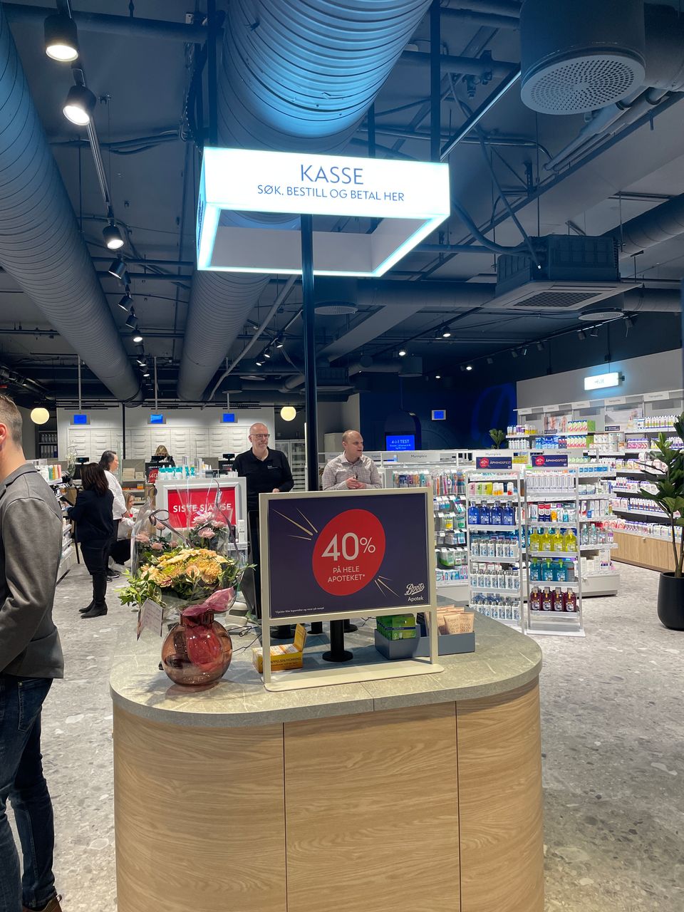 boots-apotek-i-helt-ny-drakt-boots-norge