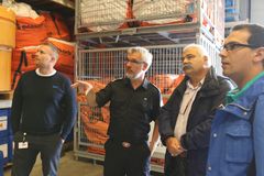 Seniorrådgiver Ketil Lorentzen fra Kystverket og Andrew Wright fra IUA Vestfold ga de besøkende fra Malta, Richard Gabriele og Mevric Zammit, en grundig innføring i hvordan brannmannskapene må øves realistisk på innsats mot akutt forurensning. Hvordan depotene til IUA er utstyrt imponerte utsendingene fra Malta.