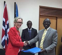 Anita Krohn Traaseth signerte samarbeidsavtalen med EABC i Tanzania torsdag, med styreleder i EABC, Dennis Karera. Vitner var næringsminister Monica Mæland og EACs generalsekretær Richard Sezibera. Foto: Marianne Mork/Innovasjon Norge