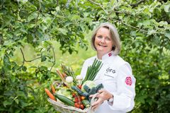Kokken Toril Gulbrandsen brenner for de nye norske grønnsakene.