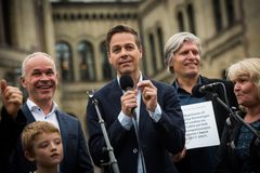 Jan Tore Sanner fra Høyre, Kari Kjønaas Kjos fra FrP, Ola Elvestuen fra Venstre og Knut Arild Hareide fra KrF fikk overlevert følgende krav foran Stortinget: gi frivilligheten full momskompensasjon. (Foto: Birgitte Heneide, Frivillighet Norge)