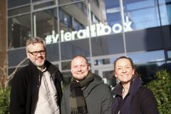 Fra venstre Egil Alv Andreassen
(kreativ leder og tekstforfatter i Fasett), Aleksander Eikeberg (leder for merkevare og kommunikasjon i Altibox) og Maren Aadnøy Goa (rådgiver i Fasett).