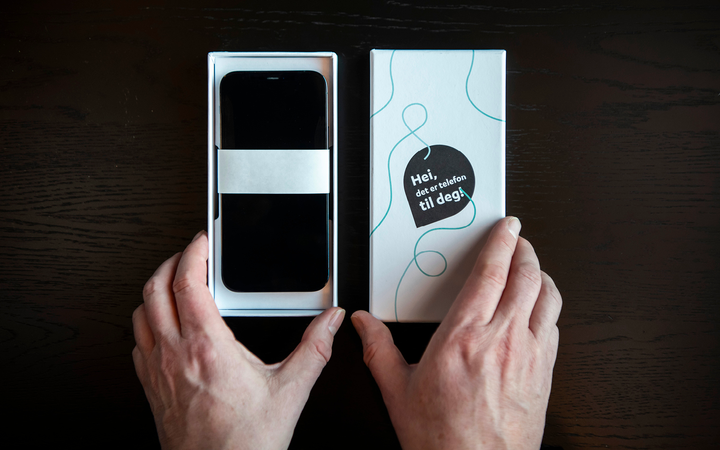FINN Nybrukt gjør det både tryggere, billigere og enklere å kjøpe brukt mobiltelefon, i tillegg til å være det mest bærekraftige valget . Eksempelbildet er fra en av våre partnere, Release.