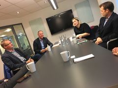 Oddvar Frigstad, styremedlem i Skagerak Maturo og CEO i Skeie Capital Investment som har gått inn i fondet med 30 millioner kr), Erik E. Tønnesen, managing partner i Skagerak Maturo, statssekretær for næringsministeren, Dilek Ayhan, og gründerdirektør i Innovasjon Norge, Pål T. Næss. Foto: NFD