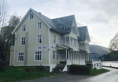 Visnes hotell er eit av 22 prosjekt som fekk støtte frå Kulturminnefondet. Eigarane av det historiske hotellet skal sette i stand låven som ein kulturlåve. (Foto: Linda C. Herud/Kulturminnefondet)