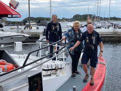 Statsminister Erna Solberg fikk i dag prøve seg som skipper på redningsskøyta RS 171 på turen fra Larvik til Stavern. Foto: Redningsselskapet